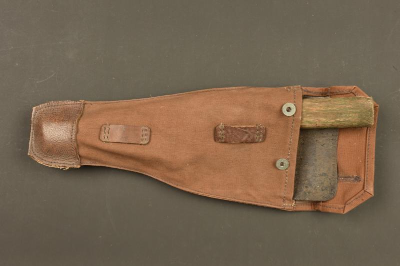 Outil Seurre dans sa housse cachou. Seurre tool in its khaki treated cover