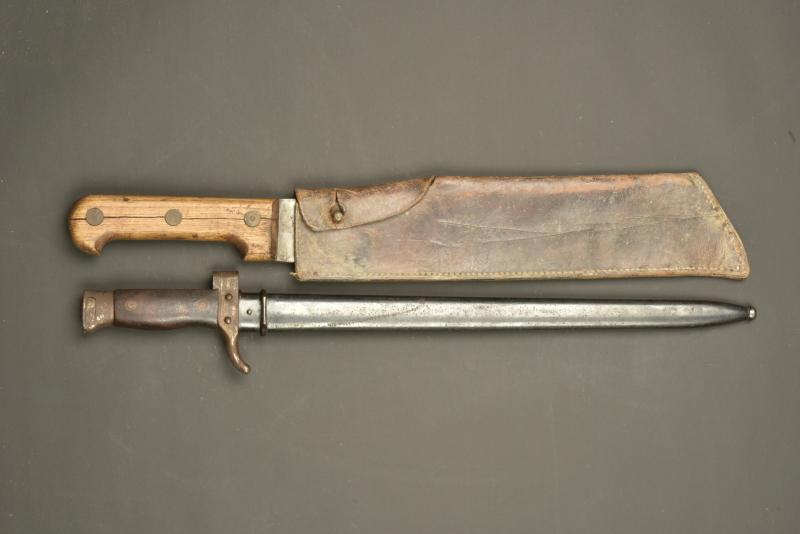 Baionnette Berthier 1892 et machette française. Berthier Model 1892 bayonet and French machete