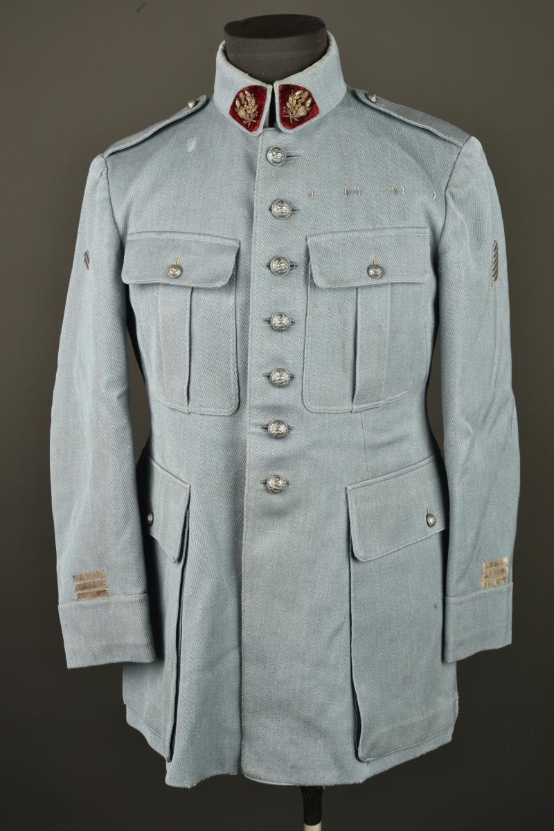 Tunique bleu horizon d'un capitaine médecin. Horizon blue tunic of a medical captain