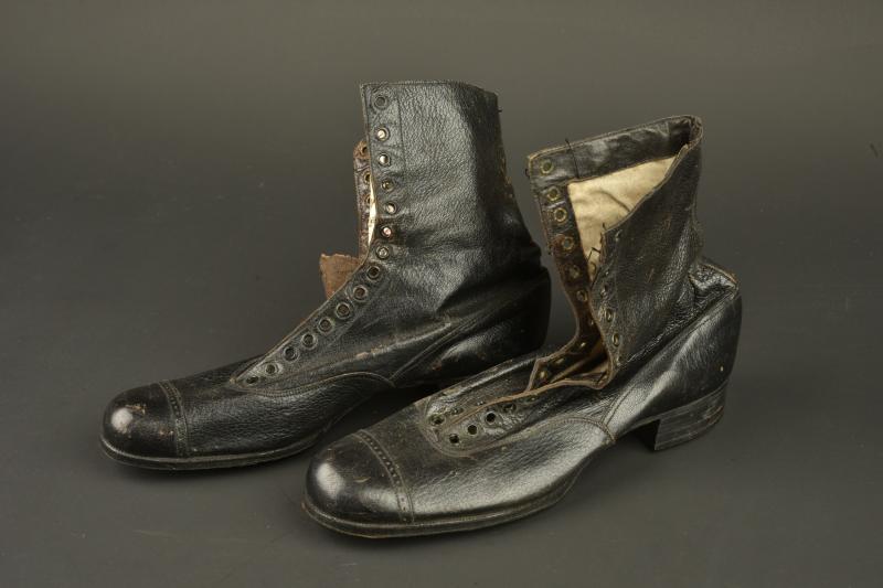 Paire de bottines d'infirmière française. Pair of French nurse’s ankle boots