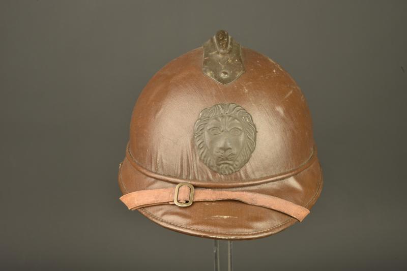 Casque belge en liège recouvert de toile moutarde. Belgian cork helmet covered in mustard canvas