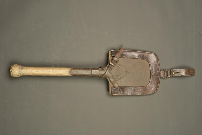 Pelle individuelle allemande avec étui précoce. German entrenching shovel with early carrier