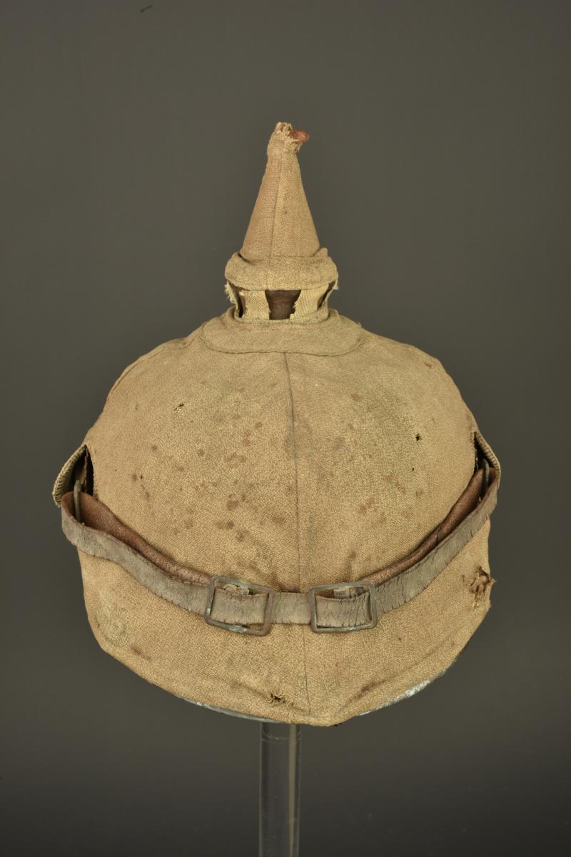 Casque à pointe bavarois avec son couvre casque retrouvés à Farbus. Bavarian pickelhaube with its helmet cover recovered at Farbus