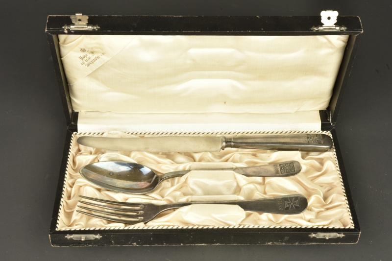 Couverts en métal argenté à motif de croix de fer dans leur coffret. Silver plated cutlery with Iron Cross motif in fitted case
