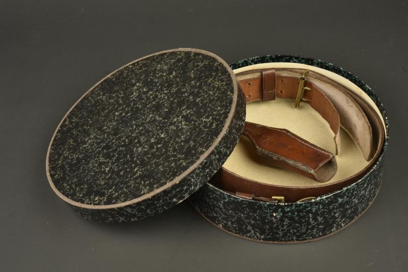 Très bel ensemble Feldbinde et porte poignard d'officier prussien dans sa boite. Fine set comprising Prussian officer’s Feldbinde and dagger hanger in its original box