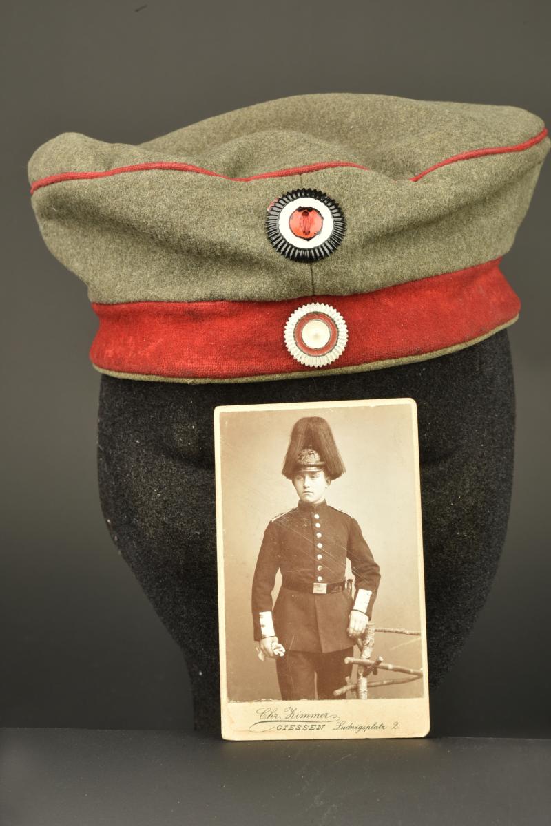 Mutze feldgrau d'un soldat hessois du JR118 avec sa photo. Feldgrau visor cap of a Hessian soldier from Infantry Regiment 118 with his photograph