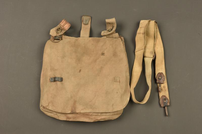 Sac à pain allemand régimenté et sangle. Regimentally marked German bread bag with strap