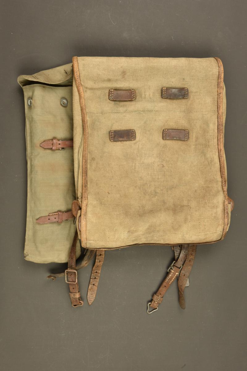 Tornister allemand 1918 et étui de piquets de tente. German 1918 Tornister backpack and tent peg carrier