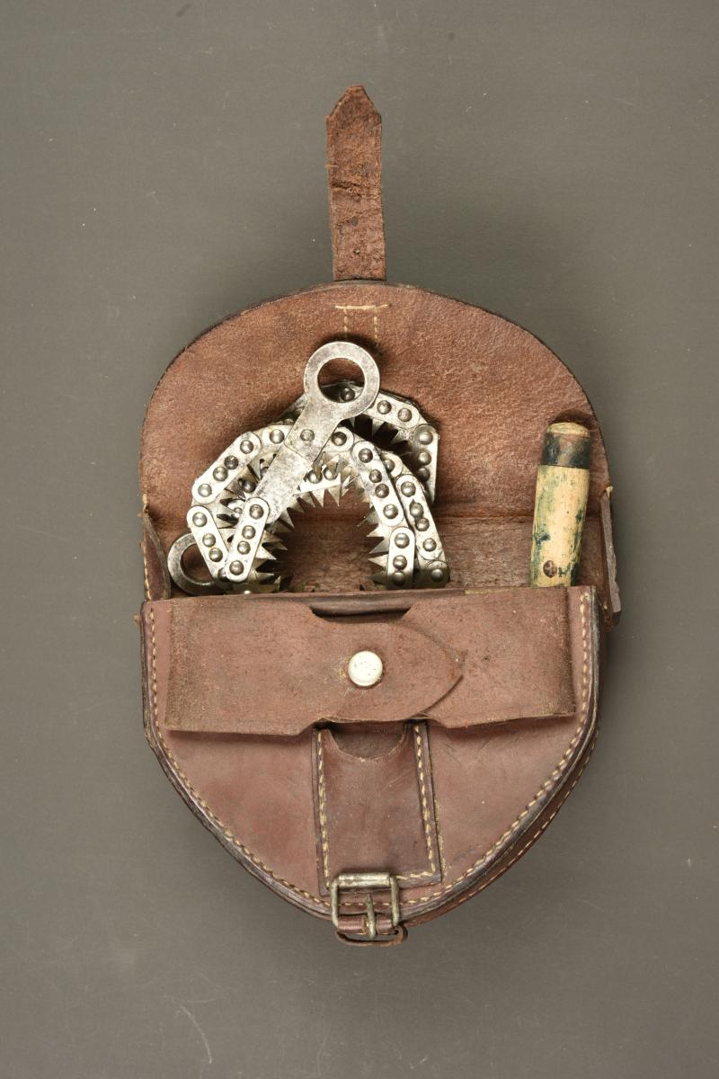 Scie pliante dans son étui cuir de cavalerie allemande. Folding saw in its German cavalry leather carrier