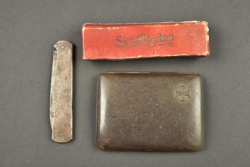 Petits objets du soldat allemand, Mercator, étui à cigarettes et harmonica. Small personal items of a German soldier including Mercator knife, cigarette case and harmonica