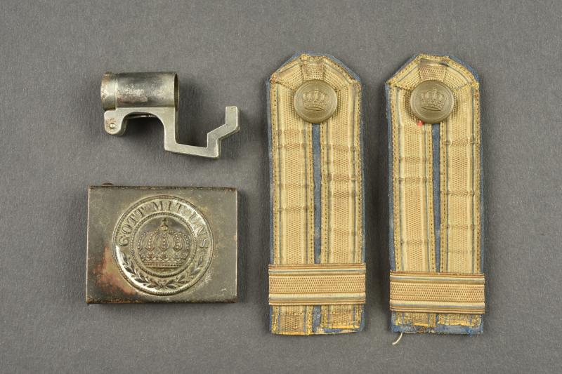 Lot allemand bouchon G98, boucle de ceinturon et pattes d'épaule. German lot including Gewehr 98 muzzle cover, belt buckle and shoulder straps