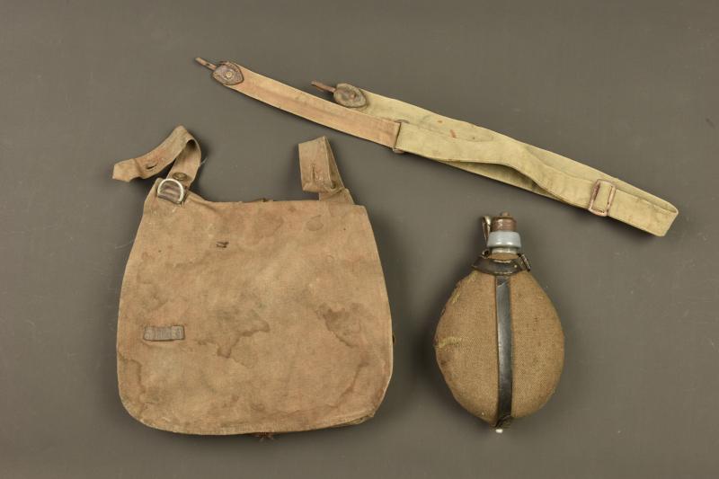 Equipement allemand sac à pain, bretelle et bidon. German equipment set including bread bag, sling and canteen