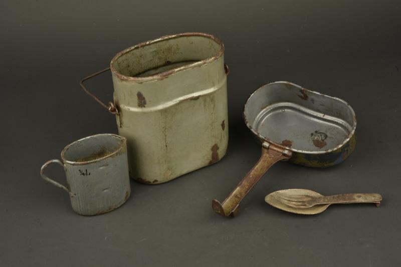 Gamelle, quart et couverts allemands. German mess tin, drinking cup and cutlery set