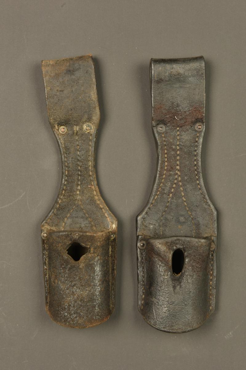 Lot de 2 goussets porte baïonnette 98-05. Lot of two 98/05 bayonet frogs