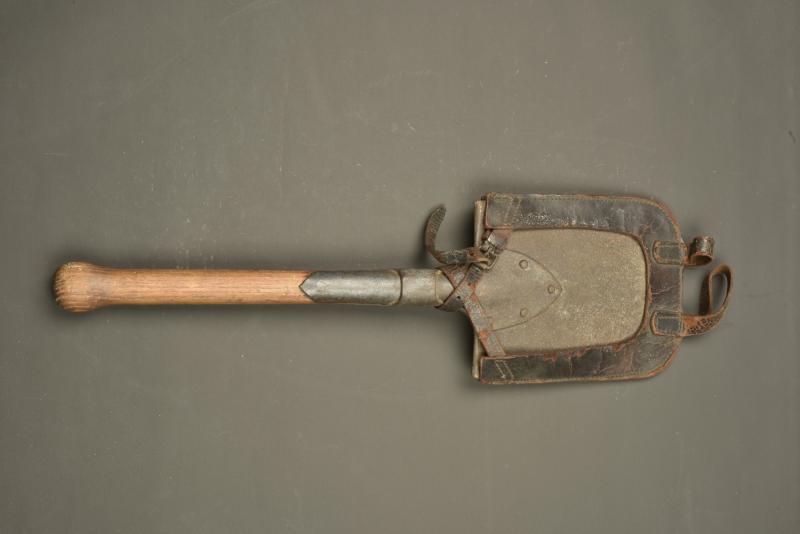 Pelle individuelle allemande avec porte pelle cuir. German entrenching tool with leather carrier