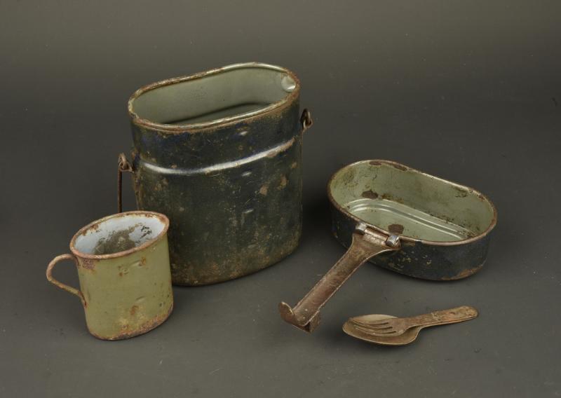 Gamelle, quart et couverts allemands. German mess tin, drinking cup and cutlery set