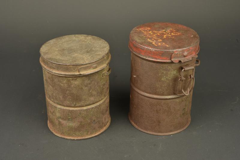 Lot de 2 boîtes de masque anti-gaz allemands. Lot of two German gas mask canisters