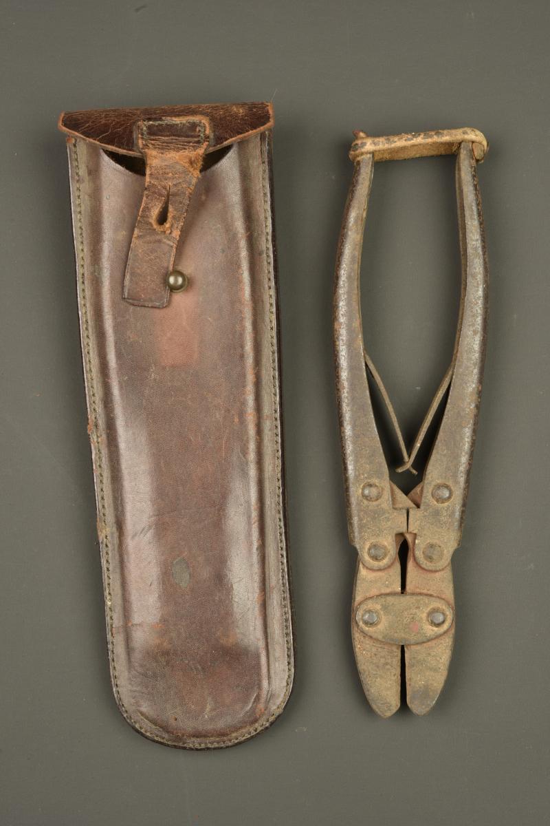 Pince coupante allemande M1911 dans son étui cuir. German Model 1911 wire cutters in leather carrier