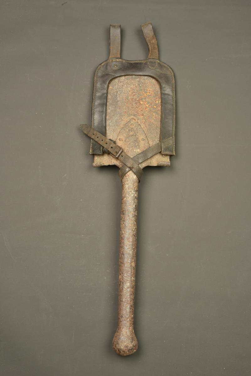 Pelle individuelle allemande entièrement métallique avec étui. All metal German entrenching tool with carrier