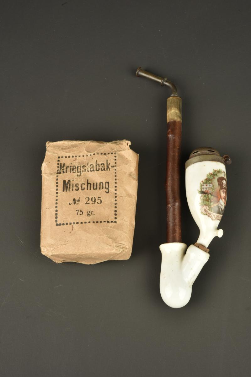 Pipe Kronprinz et paquet de tabac allemand. Kronprinz pipe and German tobacco packet