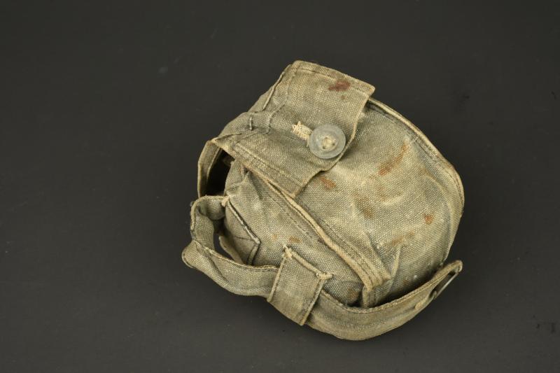Pochette en toile pour cartouche anti-gaz de rechange. Canvas pouch for spare anti gas filter canister