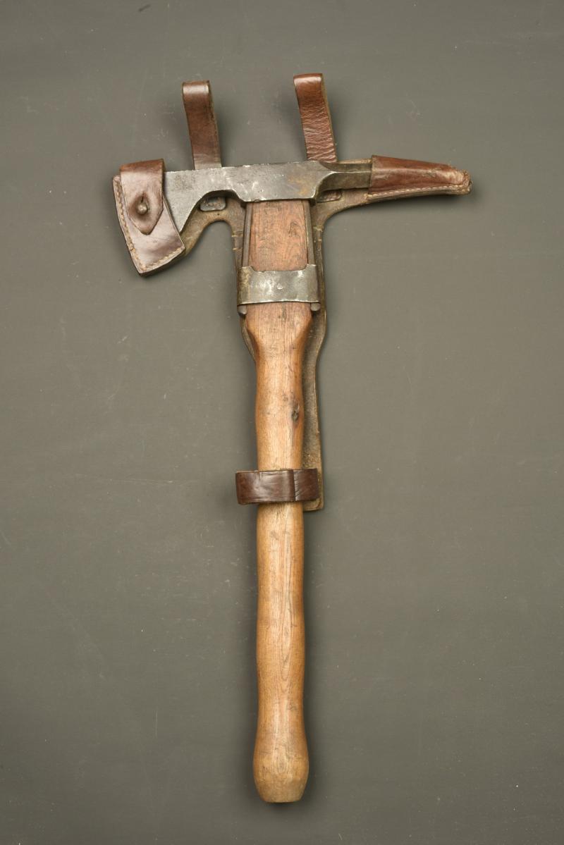 Pic hache allemand Beilpick avec son étui cuir. German Beilpick axe pick with leather carrier