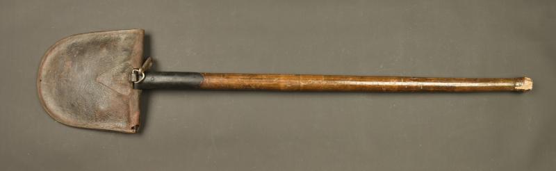 Pelle de Pionnier allemand avec son étui cuir. German Pioneer shovel with leather carrier