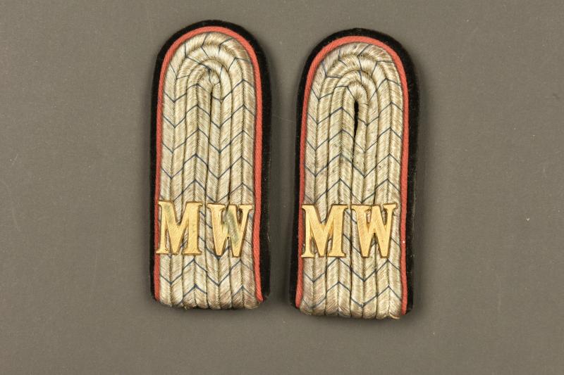 Paire de pattes d'épaule d'un officier de Minen Werfer bavarois. Pair of shoulder straps of a Bavarian Minenwerfer officer.
