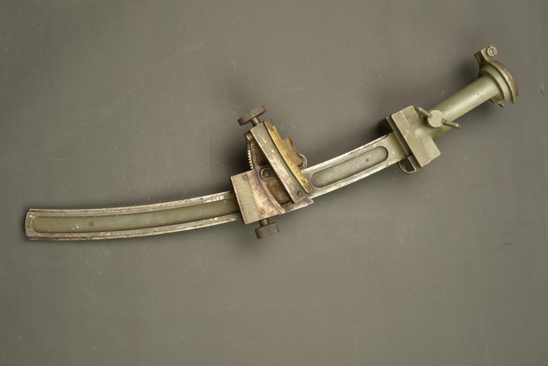 Support de visée pour canon allemand de 77mm. Sight mount for a German 77 mm field gun.