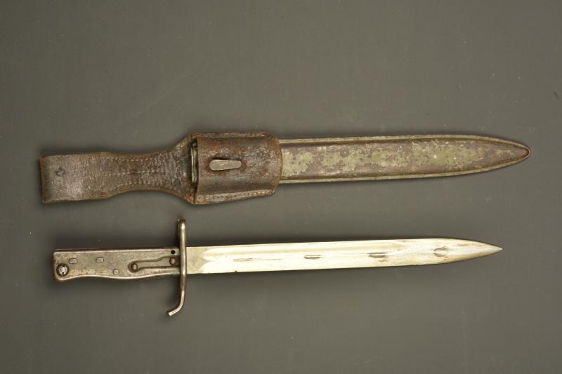 Baïonnette ersatz avec porte fourreau. Ersatz bayonet with frog.