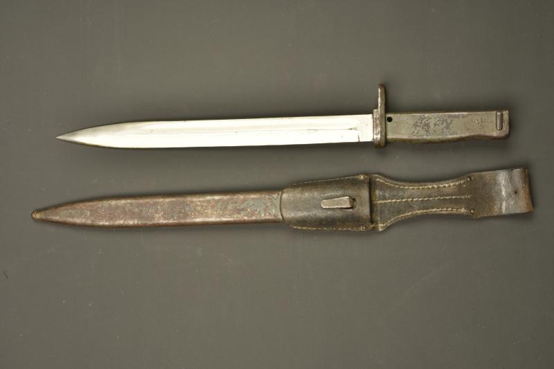 Baïonnette ersatz avec porte fourreau. Ersatz bayonet with frog.