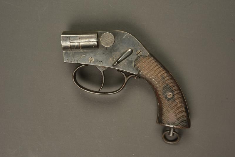 Pistolet de signalisation Eisfeld pour aviateur allemand. Eisfeld signal pistol for a German aviator.