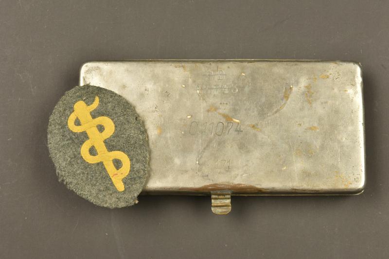 Insigne d'infirmier allemand et boîte d'ustensiles médicaux. German medic badge and medical instrument case.