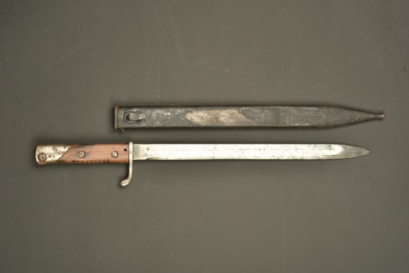 Baïonnette allemande Gottscho dite de mitrailleur. German Gottscho bayonet, known as the machine gunner’s bayonet.