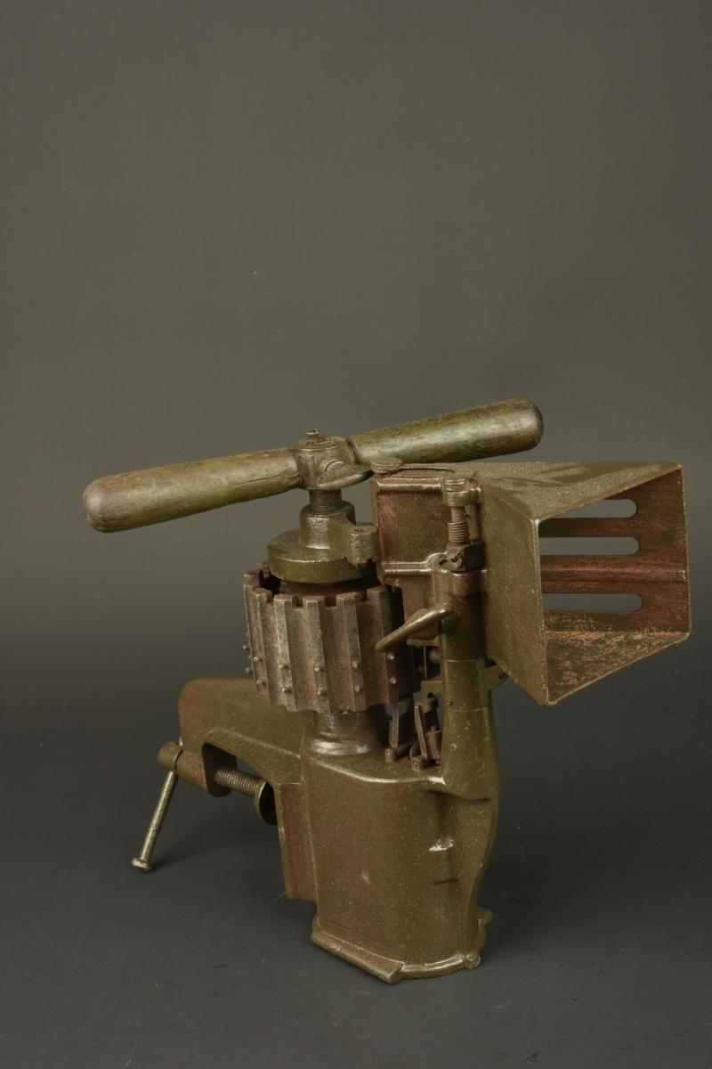 Machine à garnir les bandes pour MG08 Gurtfuller. Belt loading machine for MG08 ammunition belts, Gurtfüller.