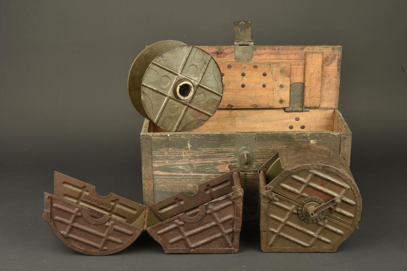 Deux chargeurs tambour de MG08-15 dans leur caisse. Two MG08-15 drum magazines in their transport case.