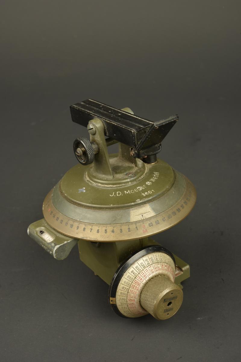 Dispositif pour tir indirect de mitrailleuse MG08. Indirect fire aiming device for MG08 machine gun.