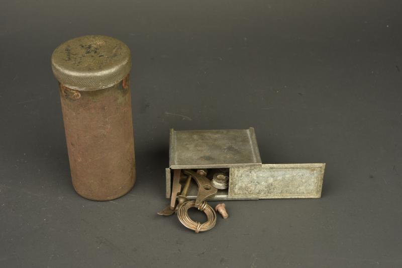 Accessoires MG08 et container de tir à blanc. MG08 accessories and blank firing container.