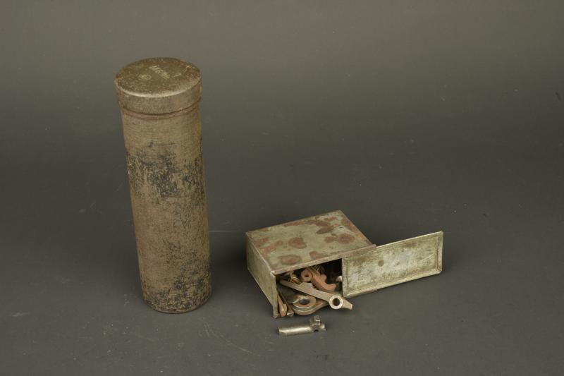 Accessoires MG08 et container de cache flamme MG 08-15. MG08 accessories and MG08-15 flash hider container.