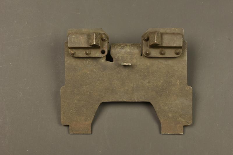 Support de bouclier pour affût traineau de mitrailleuse allemande MG08. Shield support for German MG08 sled mount.