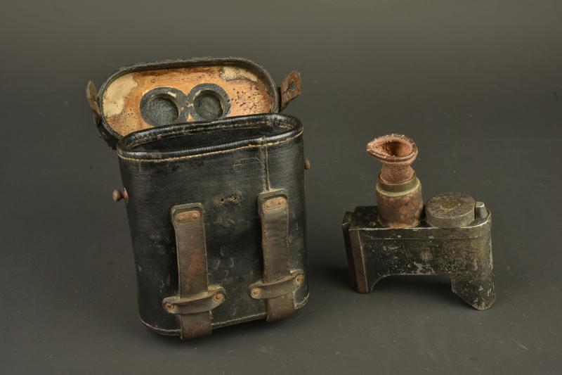 Lunette ZF12 pour mitrailleuse MG08 dans son étui. ZF12 scope for MG08 machine gun with its case.
