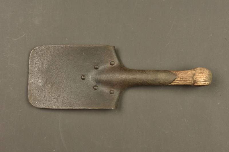 Pelle d'un mitrailleur allemand du JR173 de Saint Avold - Metz. Shovel of a German machine gunner from JR173 of Saint-Avold – Metz