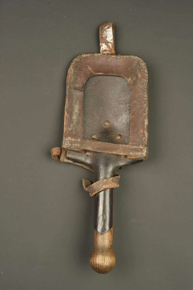 Pelle de mitrailleur allemand avec porte pelle cuir. German machine gunner’s shovel with leather carrier