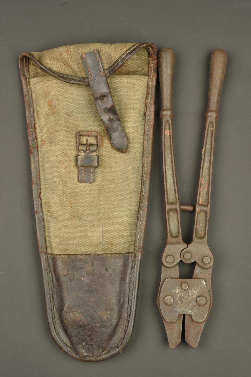 Pince coupante allemande dans son étui en toile. German wire cutters with canvas carrier