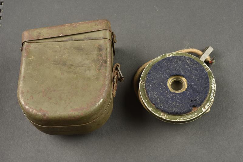 Ecouteur téléphonique allemand dans son étui ersatz en fer. German telephone receiver in its ersatz metal case
