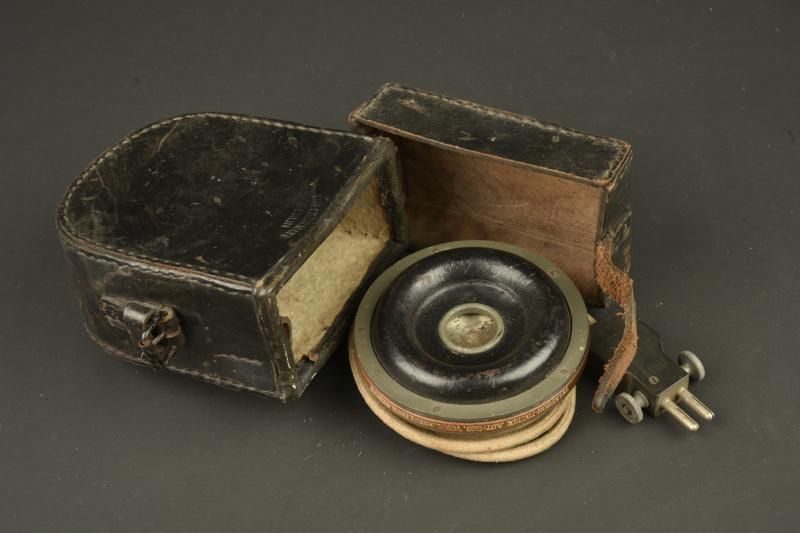 Ecouteur téléphonique allemand dans son étui cuir. German telephone receiver in its leather case
