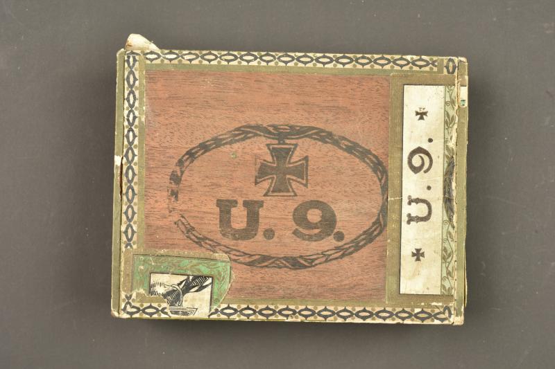 Boite de cigares à l'effigie de Otto Weddigen et du sous marin U9. Cigar box bearing the image of Otto Weddigen and submarine U9