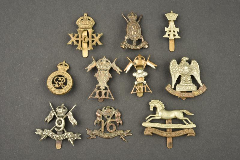 Lot de 10 cap badge de cavalerie anglaise. Lot of 10 British cavalry cap badges