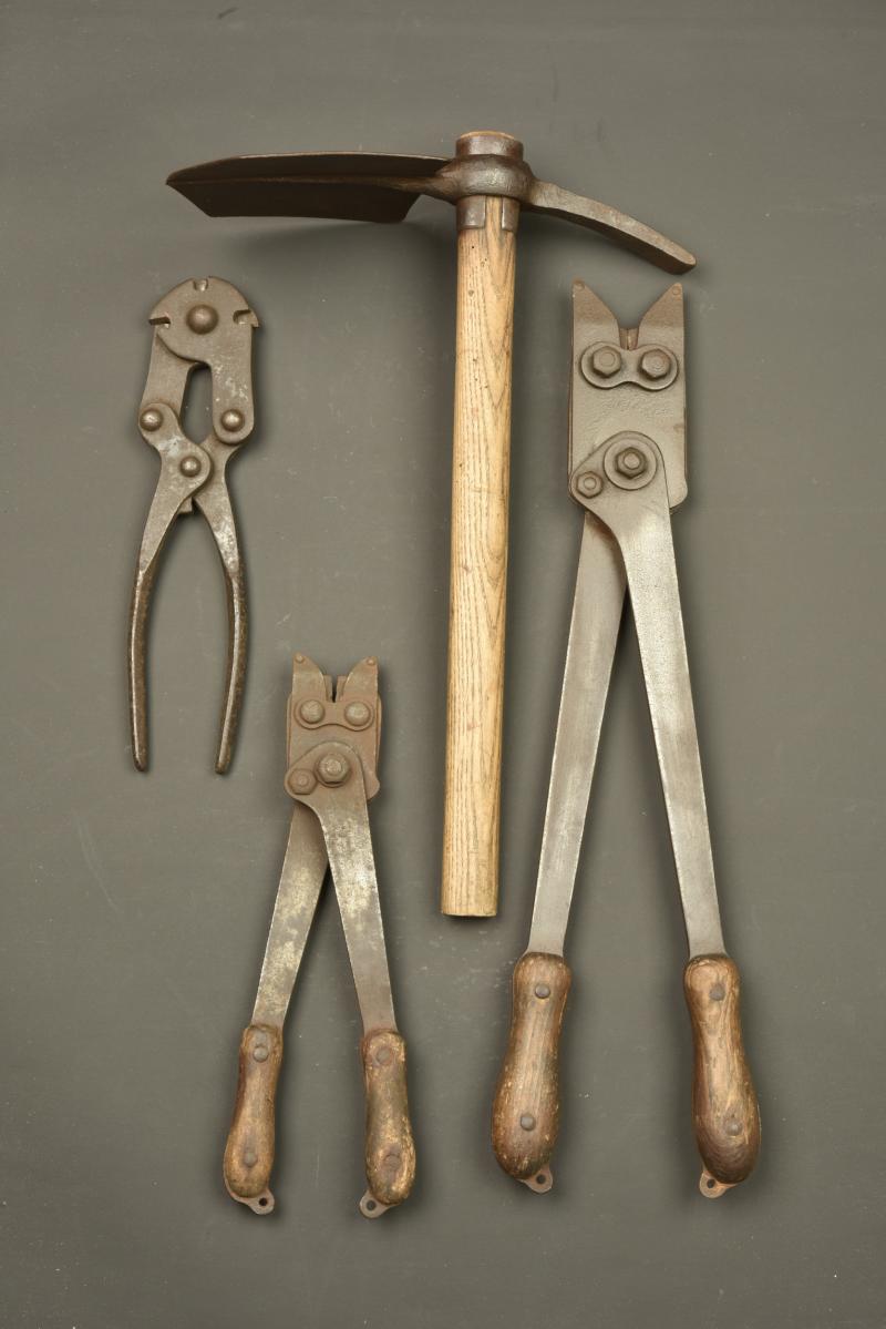 Lot anglais outil individuel et pinces. British lot including entrenching tool and wire cutters