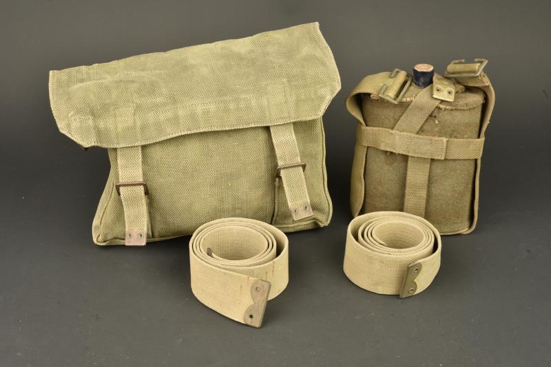 Equipement Web anglais bidon, musette et bretelles. British web equipment including canteen, haversack and braces